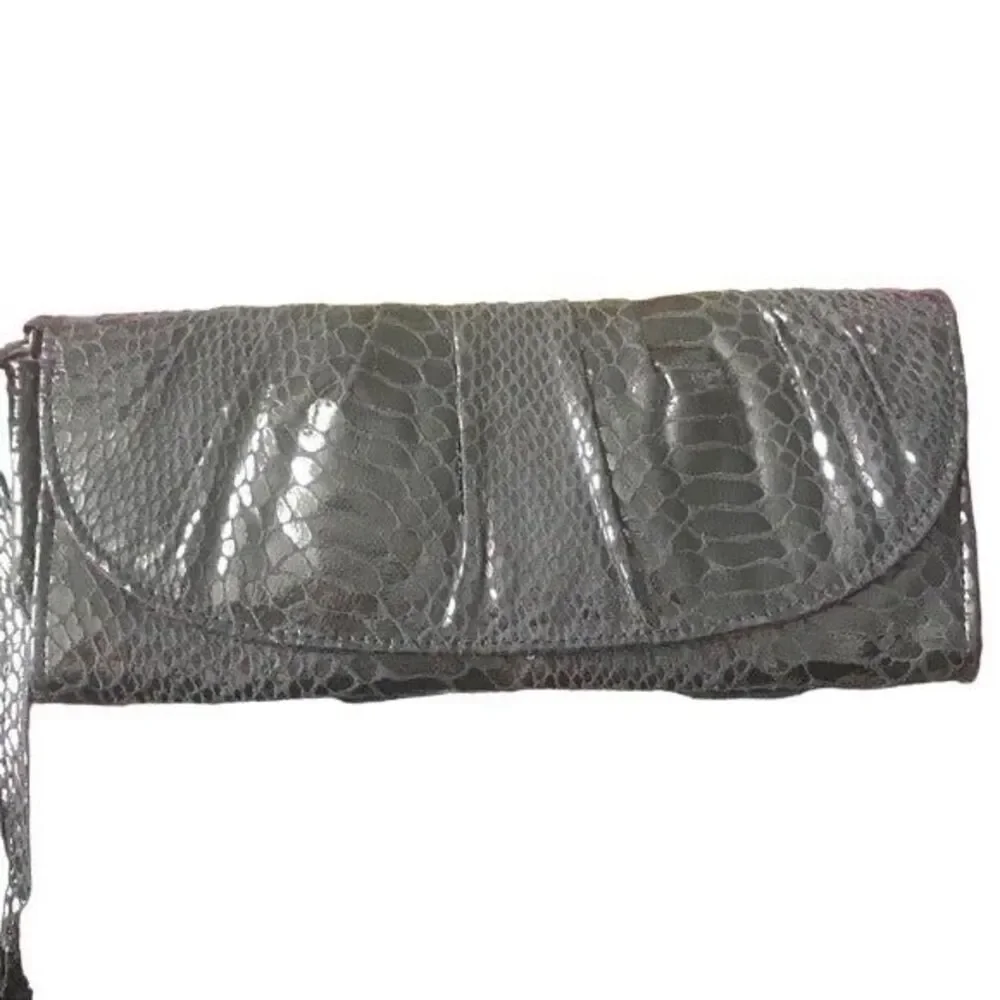 Wristlet in stunning gray and magenta